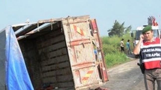 Kamyonet Kazası: 2 Ölü, 13 Yaralı