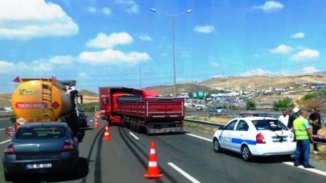 Tırlar Çarpıştı