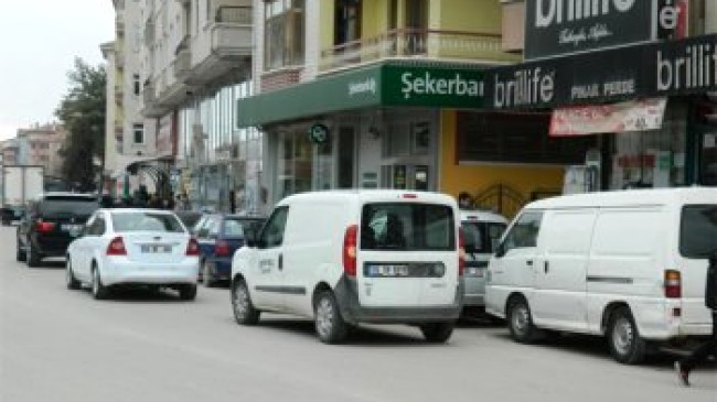 Cadde ve Sokaklarda İnsanlardan Fazla Araç Var